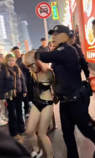 一男女在公众场合实施不雅行为被抓 涉嫌犯罪已被采取强制措施