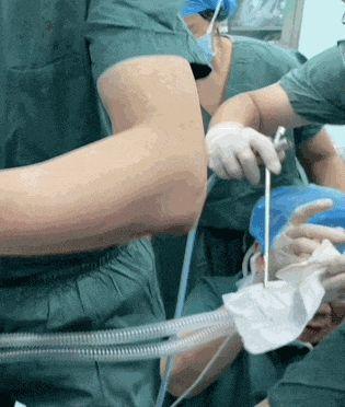 为男童吹氧30分钟，河南医生晕倒手术台前