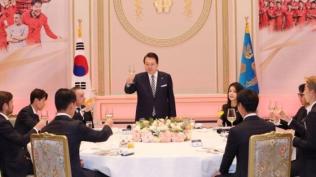 韩男足与总统夫妇共进晚餐