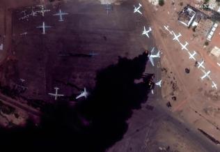 苏丹武装冲突卫星影像曝光：大桥着火运输机烧毁