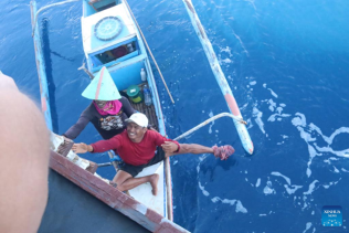 中国海军巡航时解救两名菲律宾渔民