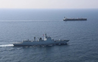 海軍第48批護航編隊護送船舶通過亞丁灣