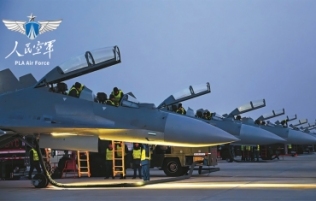 听，霞光里，引擎再次轰鸣