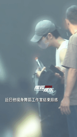 肖战现身舞蹈工作室 绿海演唱会备受期待