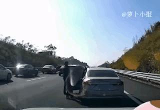 孩子高速下車被應(yīng)急車道車撞 視頻曝光引發(fā)熱議