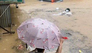 小车被冲入桥洞 警民携手救援 暴雨中的果敢与温度