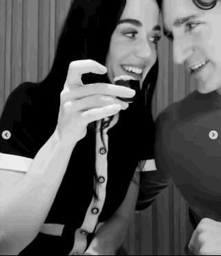 炸鍋！凱蒂·佩里剛剛官宣與特魯多戀情！自拍親密貼面照、吞壽司秀恩愛(ài)、沉浸Teamlab浪漫