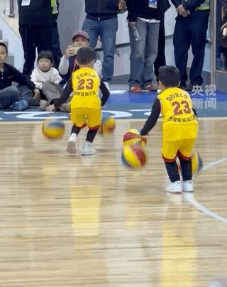 一场“不完美”幼儿表演何以打动全网 默契配合赢得赞誉