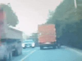 男子被货车拖行手指骨折