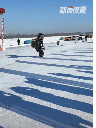 滑出25.7米 “打出溜滑”冠军出炉 东北冰雪乐趣多