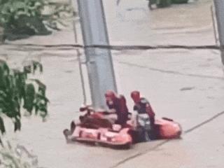 浙江湖州夫妻洪水中抱塔获救 生死瞬间消防员英勇救援
