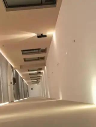 情侣亲密时遭遇维修工开窗正规实盘配资，男住客起诉酒店案今日在南京开庭