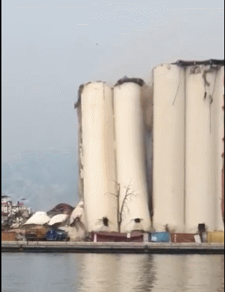 黎巴嫩贝鲁特港口粮仓部分坍塌：高温引发火灾