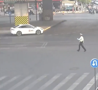 女孩走失沖進(jìn)車流被交警一把拽回
