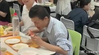 韦东奕就餐遭“贴脸拍摄” 公众呼吁守护学术宁静