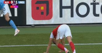 英超滑稽一幕！席尔瓦扔球砸人后“假摔” 名宿开炮：这么做太愚蠢 引发球场冲突