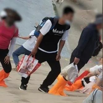 男子背冰柠檬水到沙漠山顶售卖，许多网友对溢价表示了认可