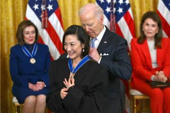 拜登向杨紫琼授予“总统自由勋章”时 还把名字说错了