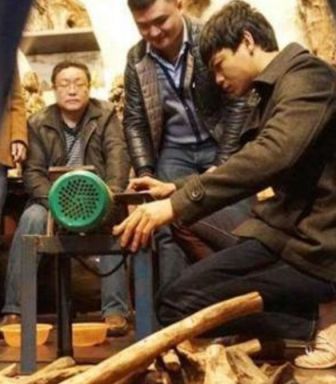 男子花兩萬買木材七成無法用 質(zhì)量問題敲響警鐘