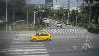 警民聯(lián)手共助側(cè)翻車主脫困 緊急救援轉(zhuǎn)危為安