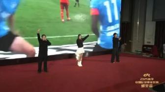 五星體育吐槽中足聯(lián)頒獎現(xiàn)場簡陋 簡陋與爭議并存