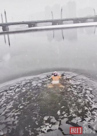 太原55岁女子大雪天冬泳：已学习游泳一年多，冬泳后不怕冷了