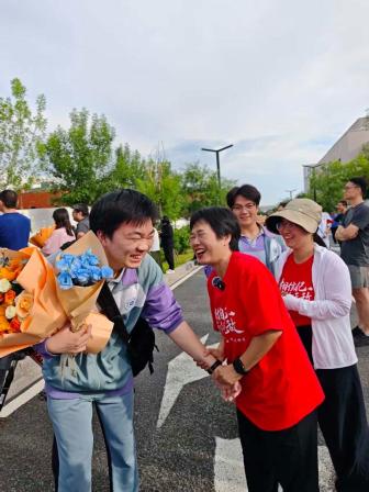 高三教師為“關(guān)門弟子”送人生格言 向日葵祝福與寄語
