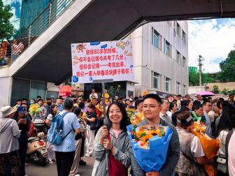 80歲你不會記得分數(shù)但會記得今天 家人溫馨迎接考生歸來