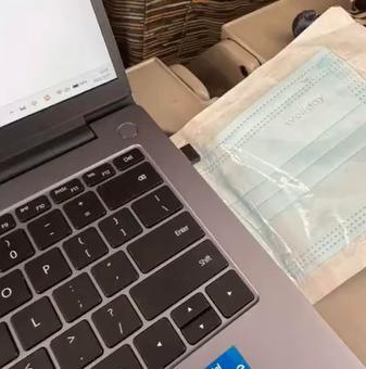 女子投诉男子吸烟却被发口罩