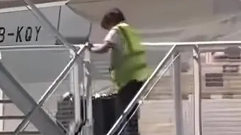 机场地勤将旅客行李箱从楼梯上扔下 国泰航空回应违规行为