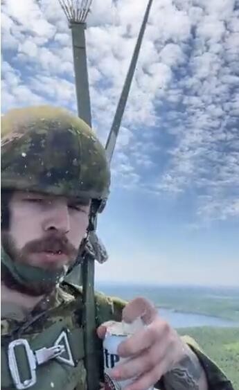 加拿大士兵边跳伞边喝酒 一脸淡定享受过程（视频）