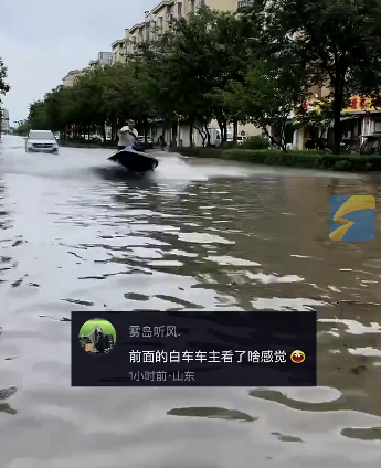 雨后路上积水成河 男子骑摩托艇水中炫耀