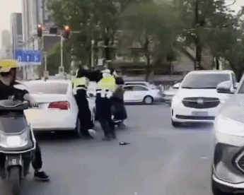 两名交警街头互殴 多人被处分