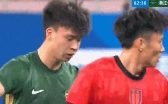 争议？19岁王钰栋提前结束谢场 怒摔水瓶！5场0球后他5次情绪失控 红星失态引热议