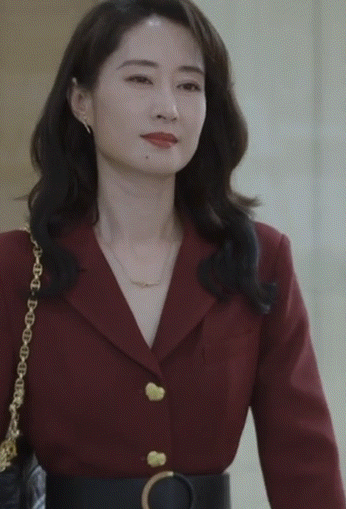 ​穿衣显瘦脱衣有肉！47岁的刘敏涛身材好绝