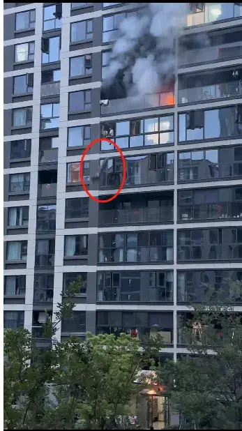 小区9楼着火男子翻阳台时不慎坠楼砸晕救援人员