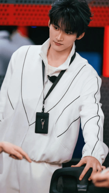 周柯宇作念了我最想对陈妍希作念的事 18场吻戏的情愫舆图