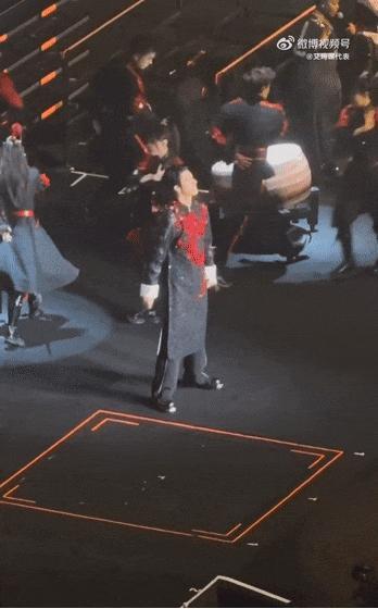 48岁歌手王力宏，突发意外！舞台升降台故障险坠落