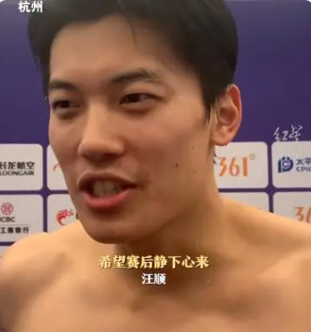 中国游泳队闯入韩媒镜头 调皮挥手向镜头打招呼