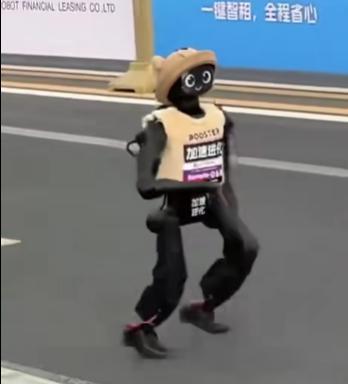 跑者第一视角狂追机器人直呼太快了 人机共跑趣事多