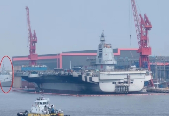 003航母新照曝光，后面还有一艘新舰