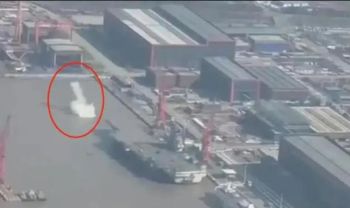 福建舰弹射了 36吨小红车飞出甲板 激起40米巨浪