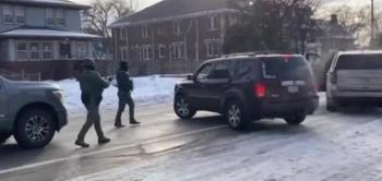 美国移民局特工当街爆头美公民引爆怒火，这个机构为何无法无天？