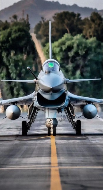 歼10C遭外机雷达照射飞行员以牙还牙