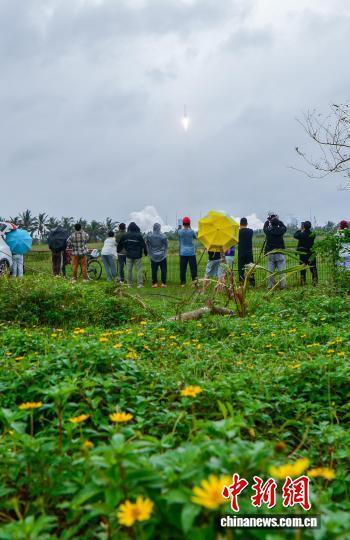 游客雨中观看运载火箭第605次飞行