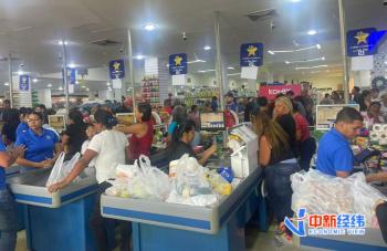 委内瑞拉超市挤满囤积物资者 民众担忧电力供应