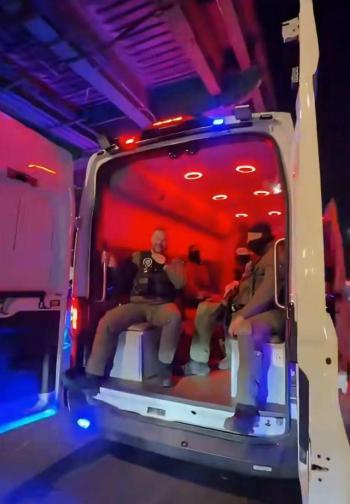 押送马杜罗后美士兵敞开车门“炫耀” 街头游行引围观