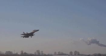 一起体验歼16新年度首飞训练 严寒条件下实战化训练