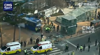 韩国一公交车撞向大楼致13人受伤 事故原因待查