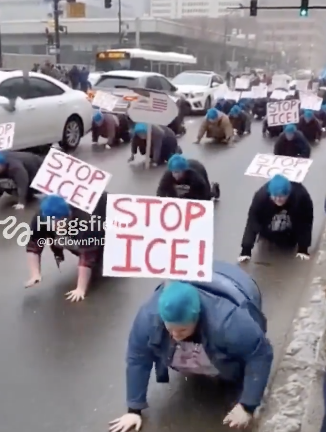 美国自由派在街头背着停止ICE跪爬！
